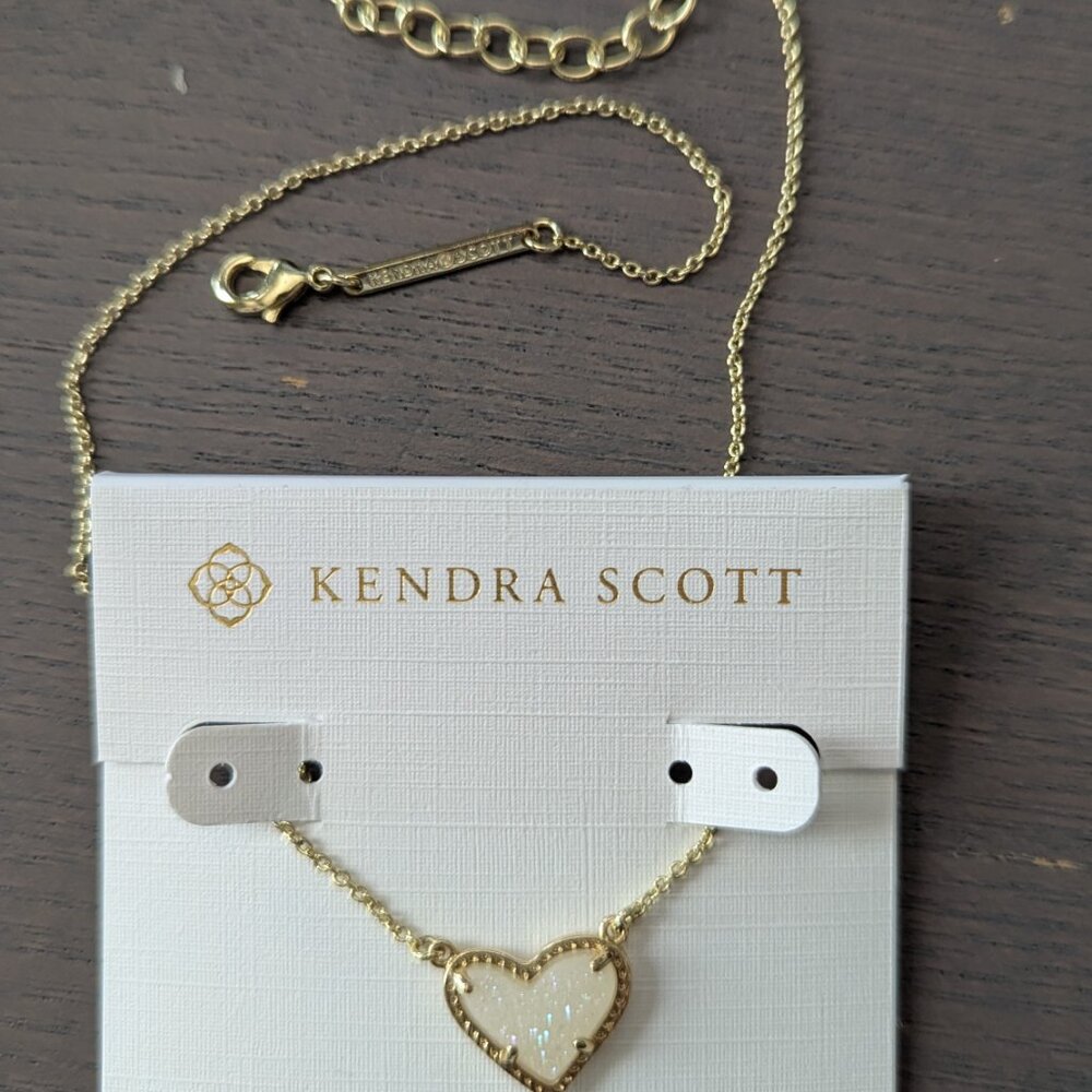 Kendra Scott Ari Heart Gold Pendant Necklace in Iridescent Drusy - Picture 3 of 3